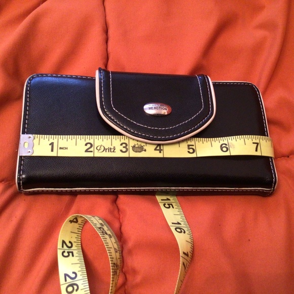 Kenneth Cole Reaction Black Leather Wallet - Picture 8 of 9